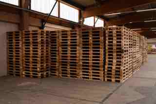 Since the use of completely undamaged pallets is an important safety requirement both during transport and in high-bay warehouses, all Gebrüder Weiss pallets undergo regu- lar checks. If a pallet is damaged, it is either repaired in-house or withdrawn from use.